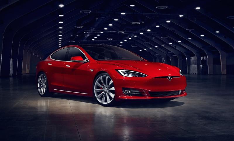 Tesla Model S красная