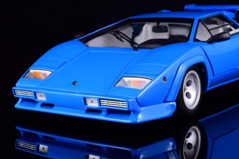 Вид спереди Lamborghini Countach LP5000 