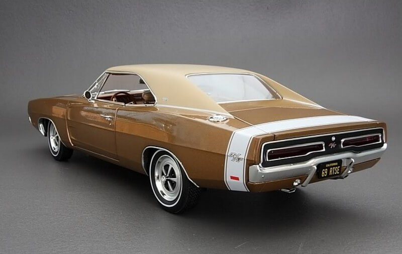 Dodge Charger вид сбоку