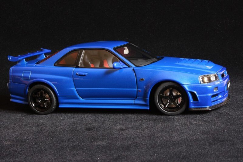 Nissan R34 NISMO Skyline GT-R вид сбоку