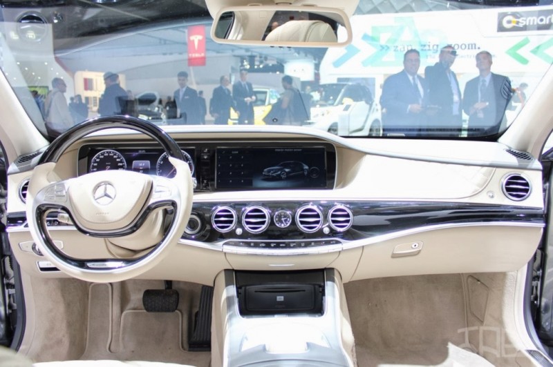 Mercedes-Maybach S600 приборная панель