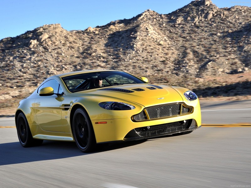 Aston Martin Vantage желтый