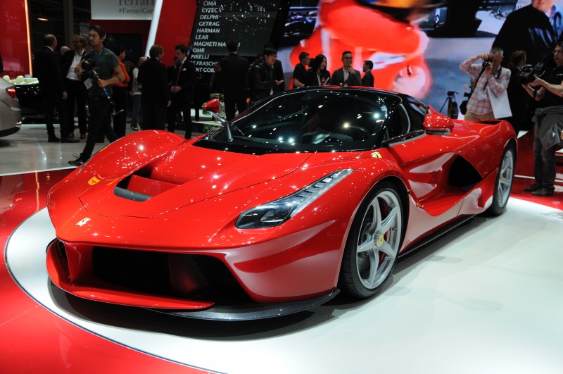 Автомобиль Ferrari LaFerrari