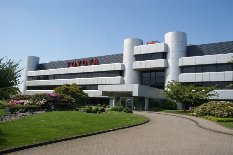 Автомобиль Toyota RAV4