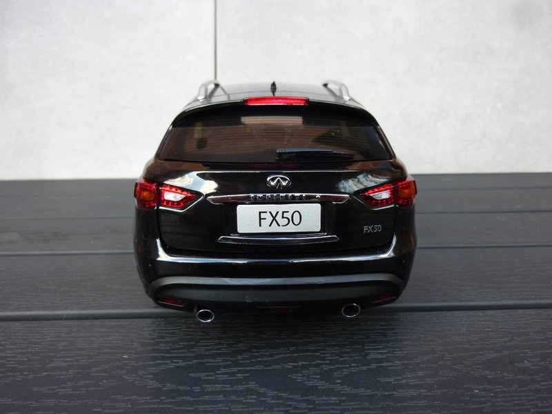 Вид сзади Infinity FX 50S 