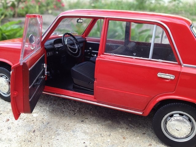 Вид сбоку Lada 1200