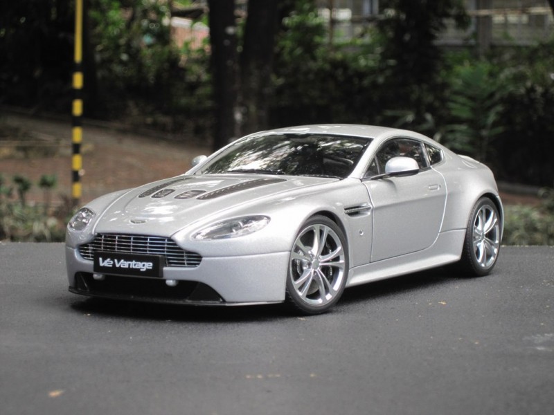 Aston Martin Vantage V12 фото