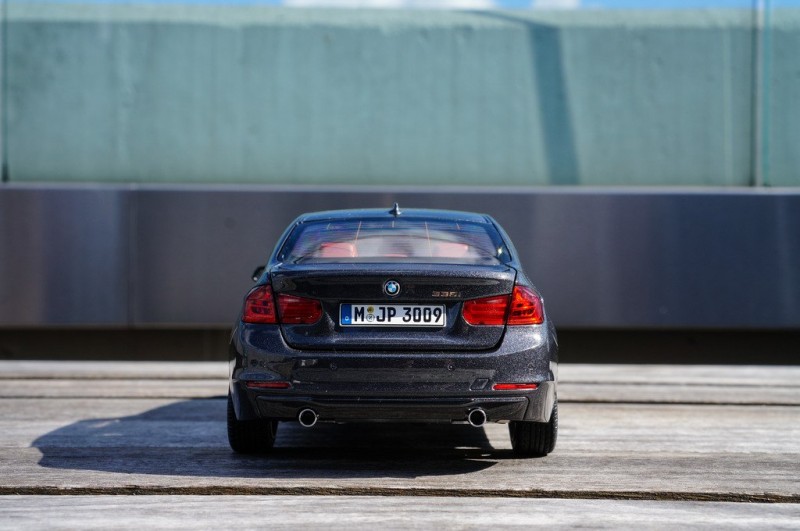 BMW 335i вид сзади