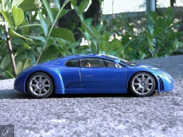 Вид сбоку Bugatti Chiron 