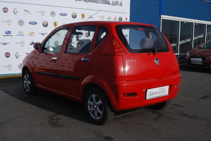 Вид сзади Hafei Brio