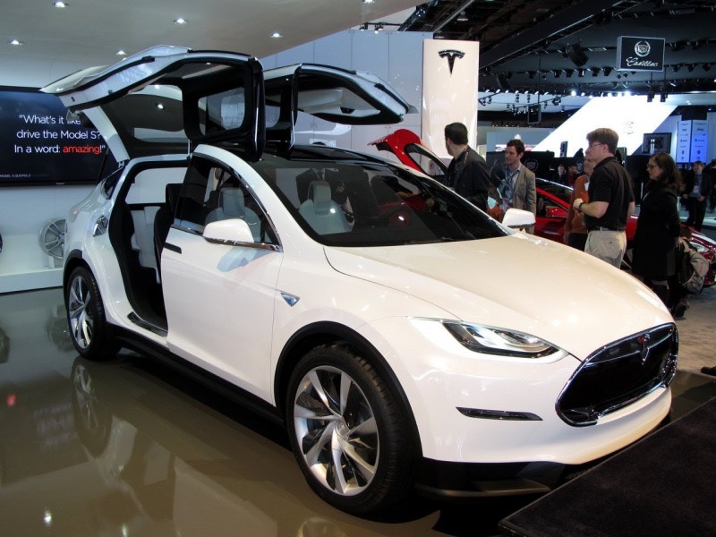 Автомобиль Tesla Model X