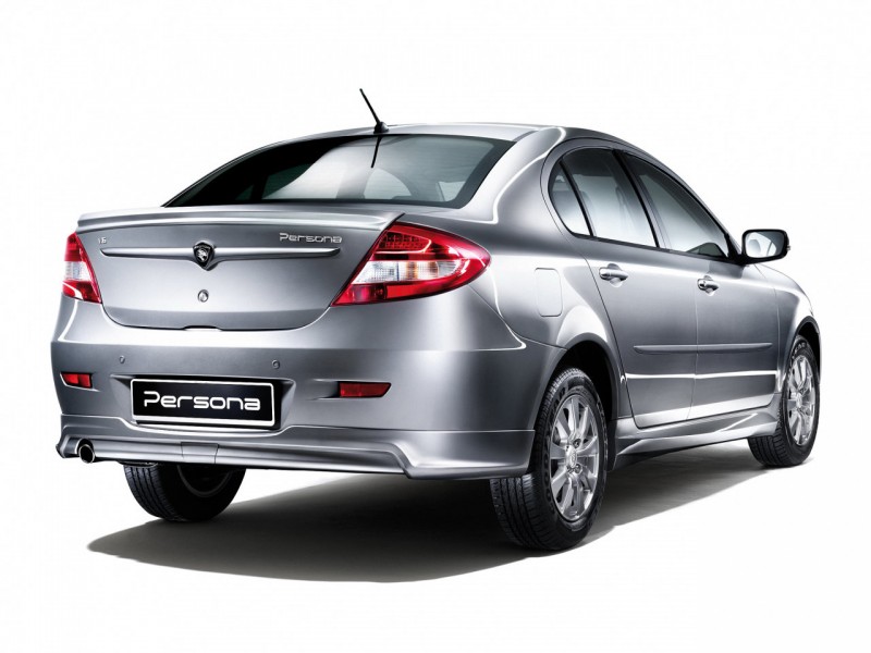 машина протон что за машина. 1435229445 proton persona 400 13. машина протон что за машина фото. машина протон что за машина-1435229445 proton persona 400 13. картинка машина протон что за машина. картинка 1435229445 proton persona 400 13. Переднеприводный, достаточно компактный автомобиль Протон Персона 400 увидел свет в 1996 и быстро пришелся по вкусу миллионам автолюбителей. Изначально это был хэтчбек на 5 дверей, но впоследствии был выпущен еще и седан. А с 1997 года модель выпускается еще и в формате купе. Самое интересное то, что на других рынках вы вряд ли встретите авто Proton Persona 400 – там оно продается под названием Wira. Если раньше авто создавалось под влиянием Мицубиши Lancer, то поколение 2008 года разрабатывалось совместно с англичанами из Lotus. В результате, получился весьма добротный автомобиль с продуманной ходовой частью и достаточно эффективной подвеской. Была улучшена динамика авто на дороге. Весь модельный ряд Протон.