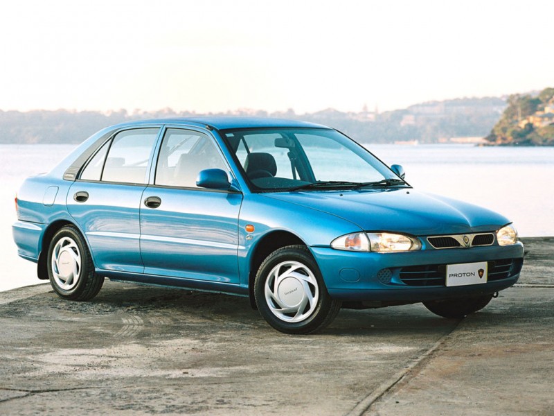 машина протон что за машина. 1435229451 proton persona 400 15. машина протон что за машина фото. машина протон что за машина-1435229451 proton persona 400 15. картинка машина протон что за машина. картинка 1435229451 proton persona 400 15. Переднеприводный, достаточно компактный автомобиль Протон Персона 400 увидел свет в 1996 и быстро пришелся по вкусу миллионам автолюбителей. Изначально это был хэтчбек на 5 дверей, но впоследствии был выпущен еще и седан. А с 1997 года модель выпускается еще и в формате купе. Самое интересное то, что на других рынках вы вряд ли встретите авто Proton Persona 400 – там оно продается под названием Wira. Если раньше авто создавалось под влиянием Мицубиши Lancer, то поколение 2008 года разрабатывалось совместно с англичанами из Lotus. В результате, получился весьма добротный автомобиль с продуманной ходовой частью и достаточно эффективной подвеской. Была улучшена динамика авто на дороге. Весь модельный ряд Протон.