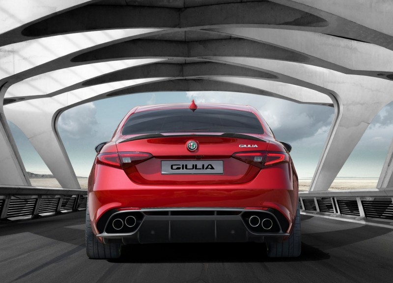 Alfa Romeo Giulia вид сзади