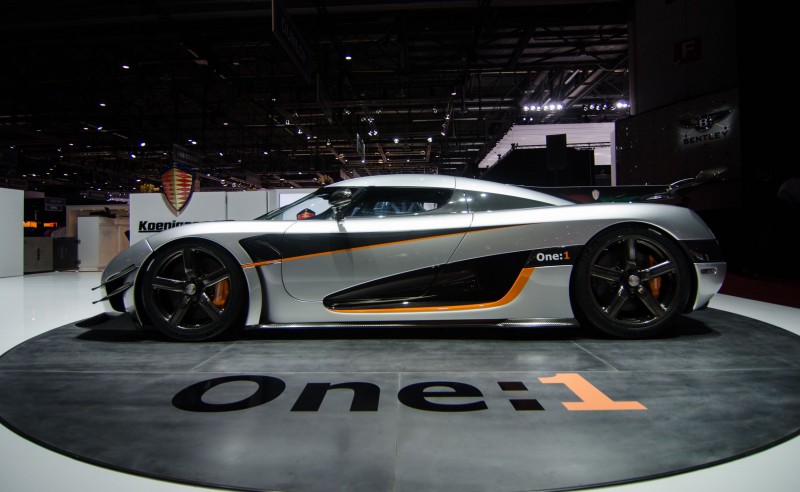 Koenigsegg One 1 вид сбоку