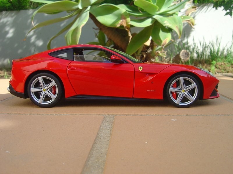 Ferrari F12 Berlinetta вид сбоку