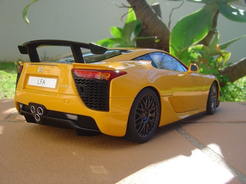 Lexus LFA вид сзади