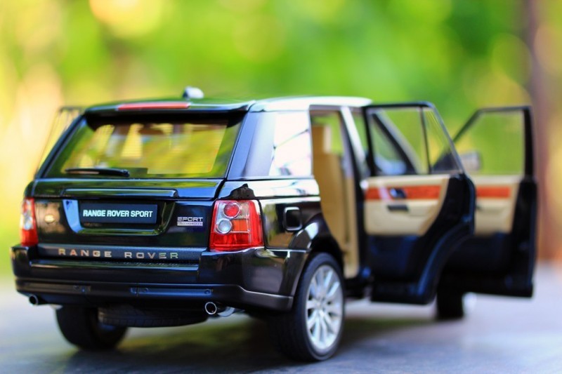 Вид сзади Range Rover Sport