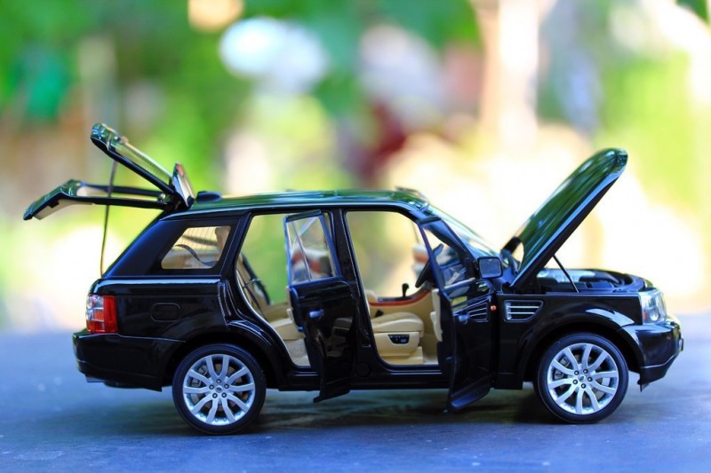 Вид сбоку Range Rover Sport