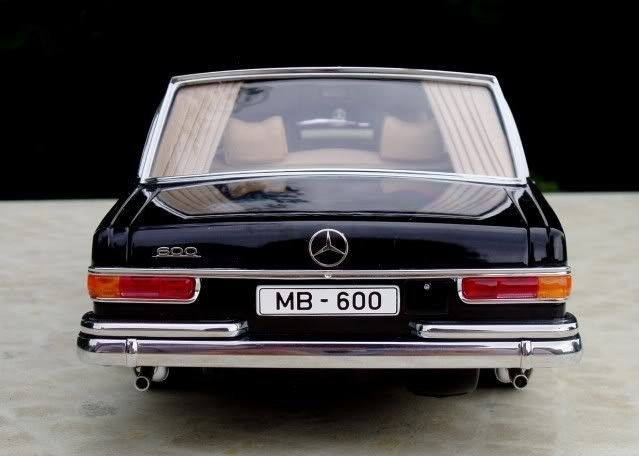 Вид сзади Mercedes Benz 600SWB 