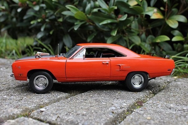 Вид сбоку Plymouth Roadrunner 