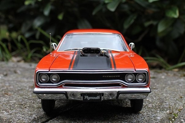 Вид спереди Plymouth Roadrunner 