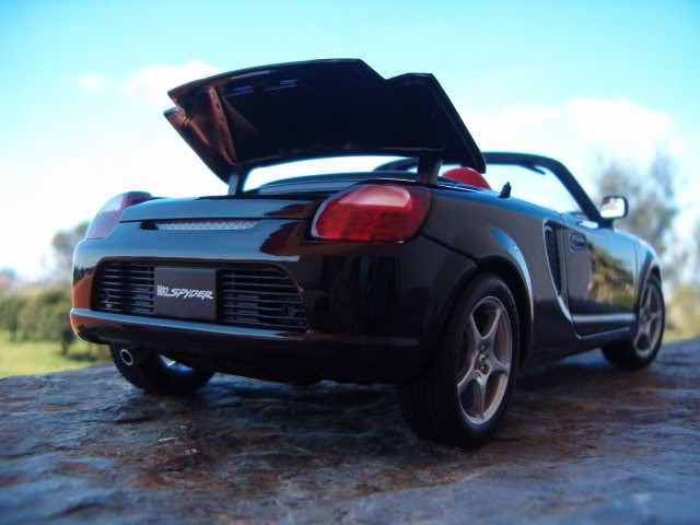 Вид сзади Toyota MR2 Spyder 