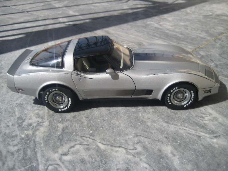 Chevrolet Corvette вид сбоку