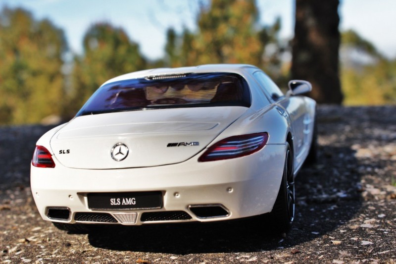 Mercedes-Benz SLS AMG вид сзади