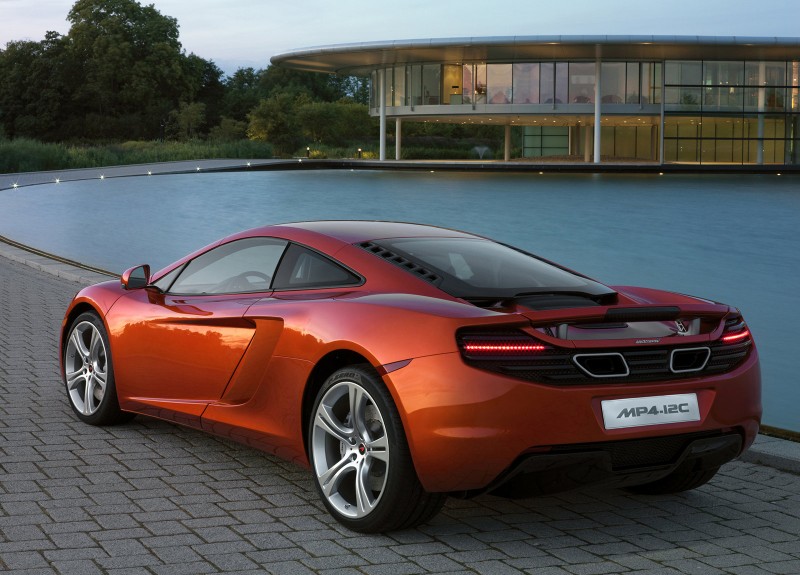 McLaren MP4-12C вид сзади