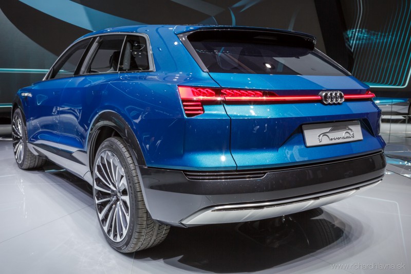 Audi Q6 e-tron вид сзади