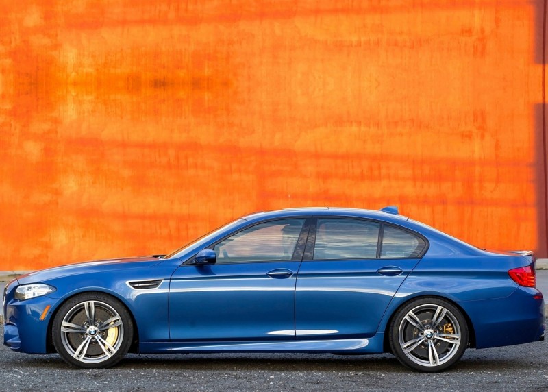 Вид сбоку BMW M5