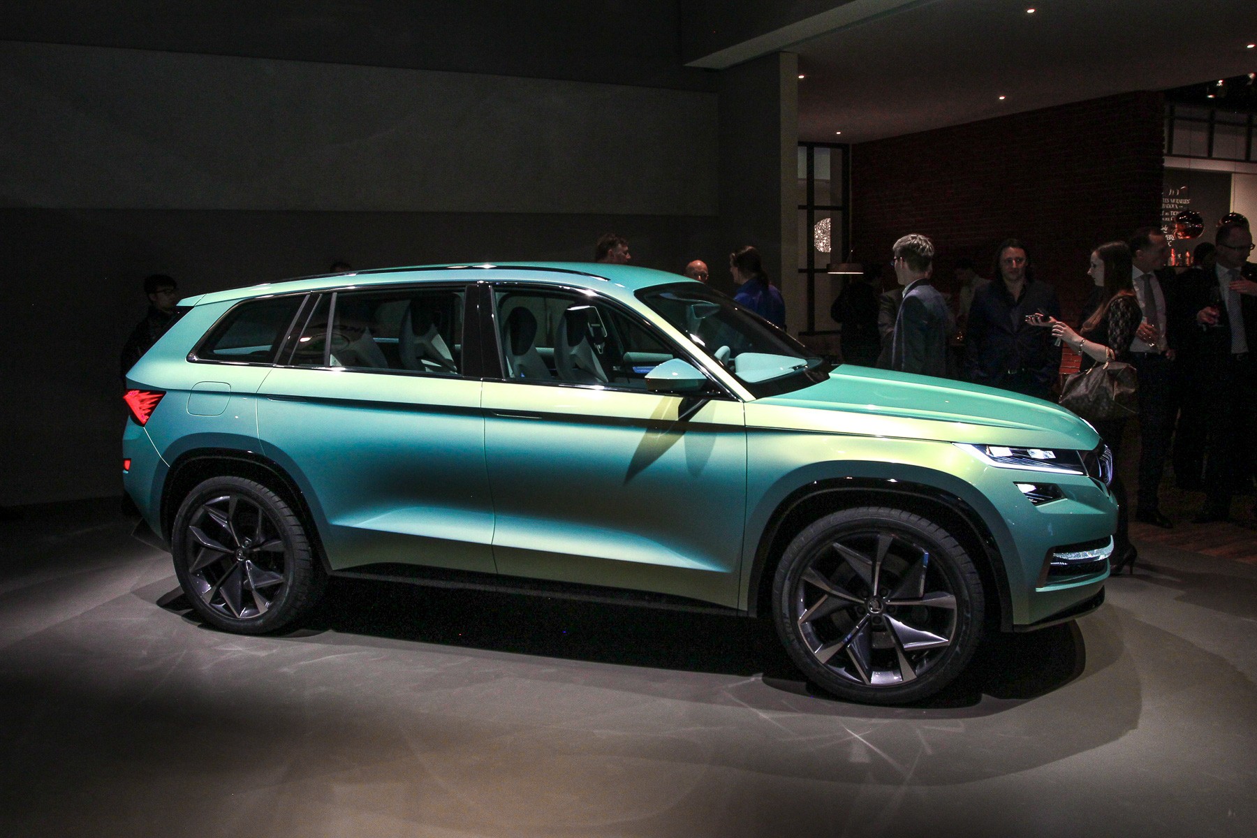 Skoda VisionS вид сбоку