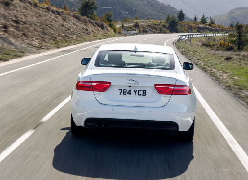 Вид сзади Jaguar XE