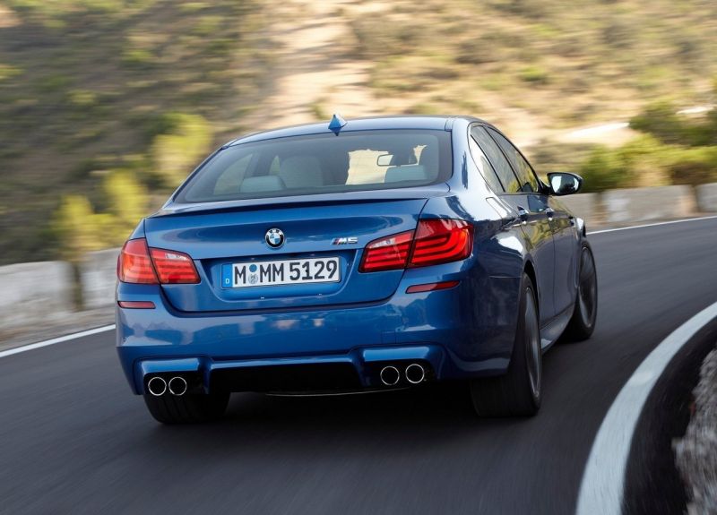 Вид сзади BMW M5