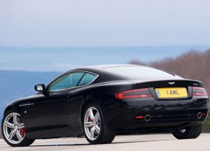 Вид сзади Aston Martin DB9