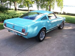 Вид сзади Ford Mustang Fastback