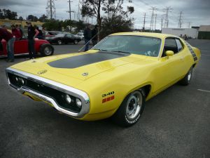 Plymouth Road Runner автомобиль