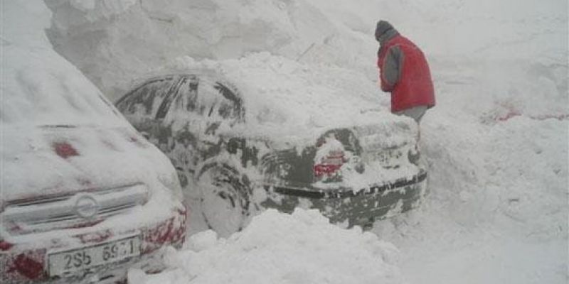 Упал в снег телефон