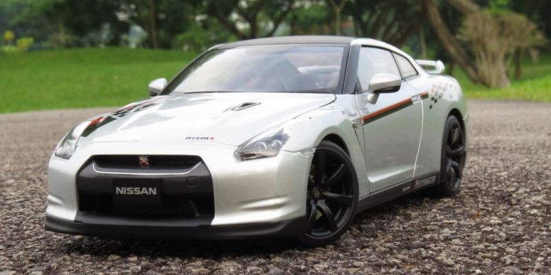 Игрушечный nissan gtr