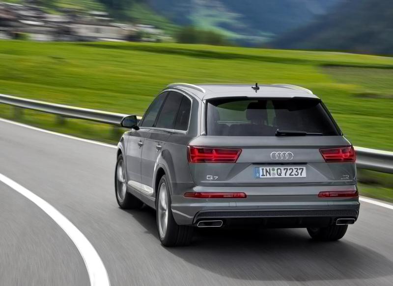Вид сзади Audi Q7