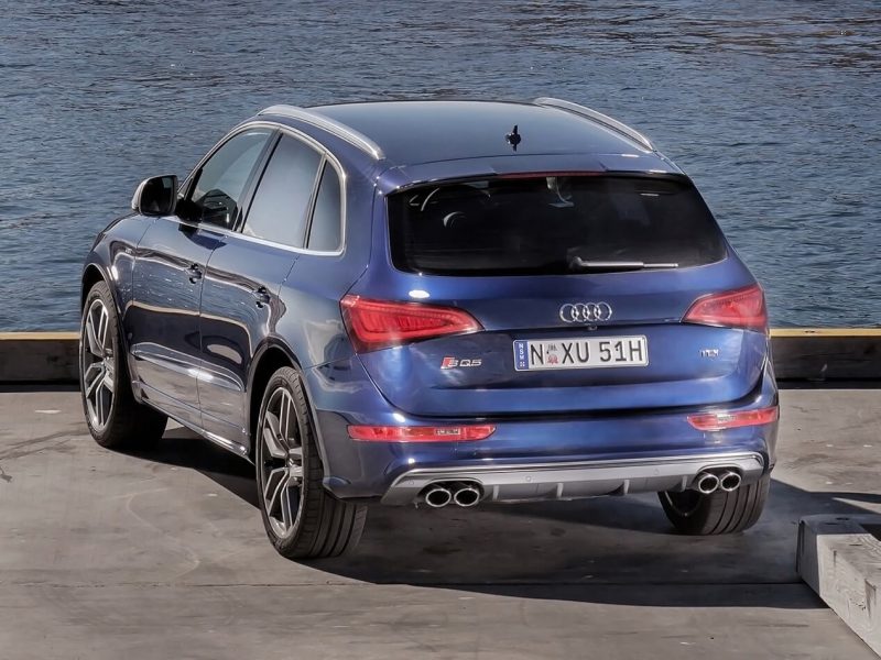 Audi SQ5 вид сзади