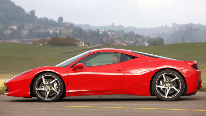 Ferrari 458 Italia вид сбоку