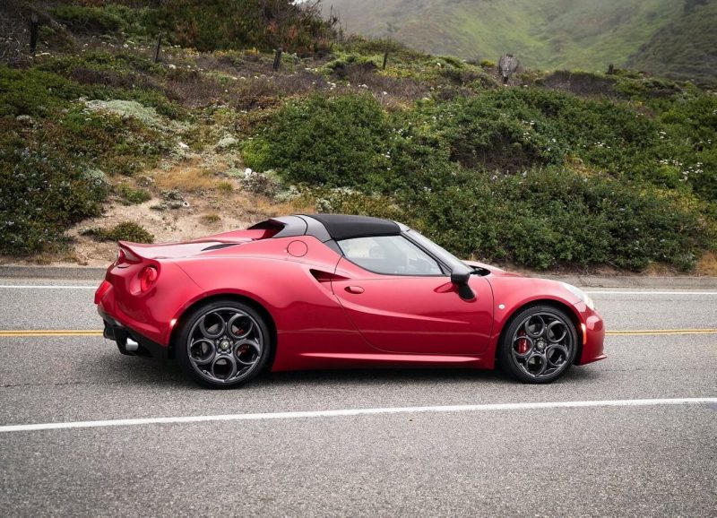 Alfa Romeo 4C Spider вид сбоку