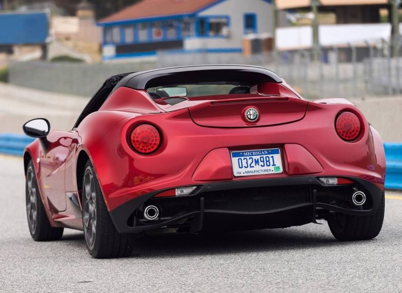 Alfa Romeo 4C Spider вид сзади