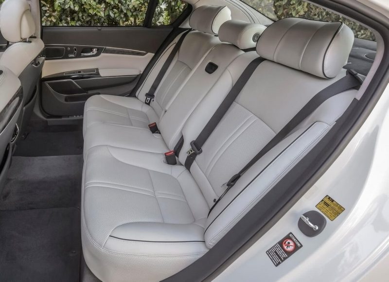 Второй ряд сидений Kia Quoris