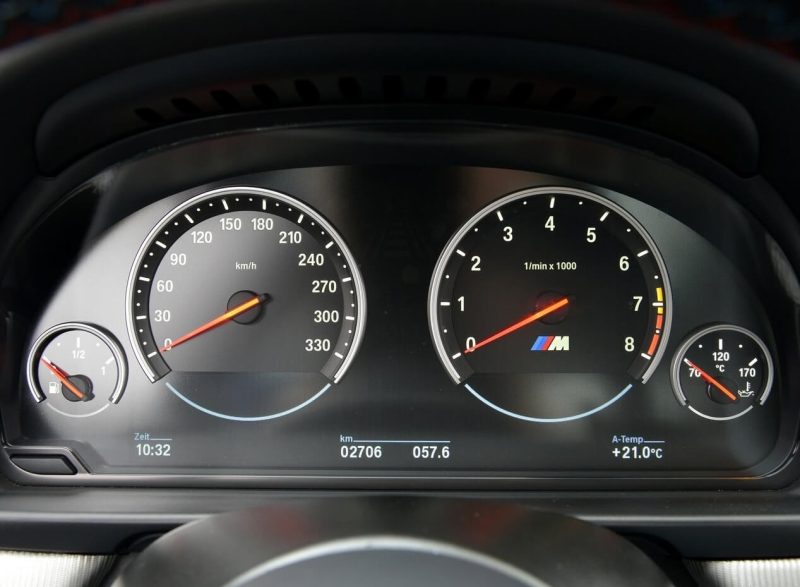 BMW M5 приборная панель