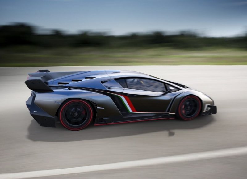 Вид сбоку Lamborghini Veneno
