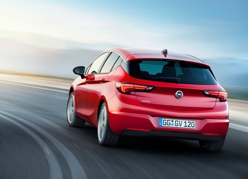Opel Astra K вид сзади