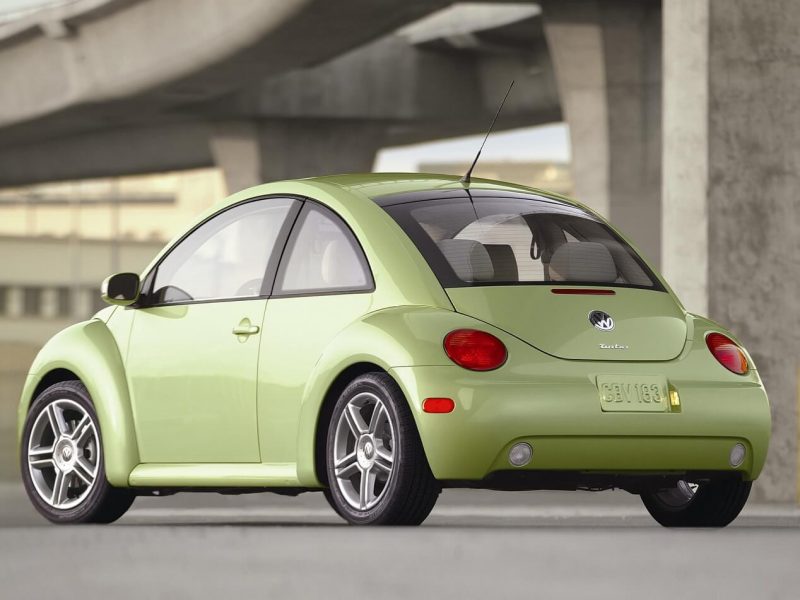 Volkswagen New Beetle вид сзади